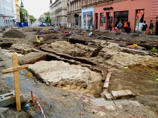 Základy Hradské brány objevili archeologové v ulici 1. máje. 