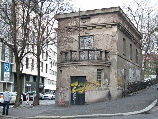 Drobná, ale architektonicky náročně řešená stavba transformační stanice s prvky art deco byla dokončena v roce 1925.