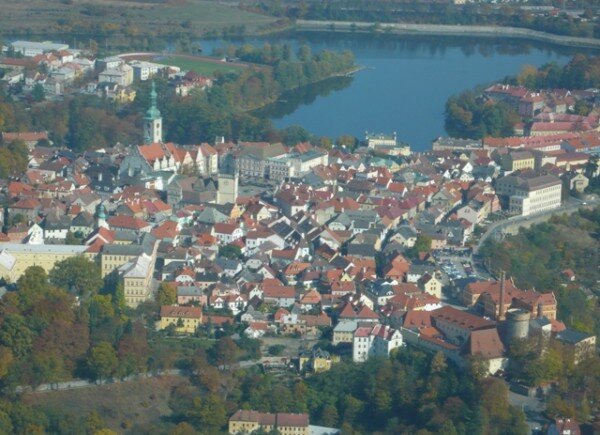 V obranném systému města Tábora se dochovaly pásy hradeb a také hrad Kotnov (na snímku vpravo dole). 