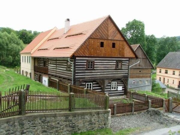 Víceúčelové vzdělávací středisko ve skanzenu v Zubrnicích se skládá z opravené roubenky z Loubí na Českolipsku a nové přístavby. 