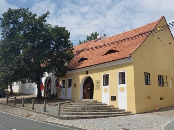 Dva památkově chráněné objekty v Husinci, v nichž sídlí památník Jana Husa, získaly nové tašky od společnosti Tondach.