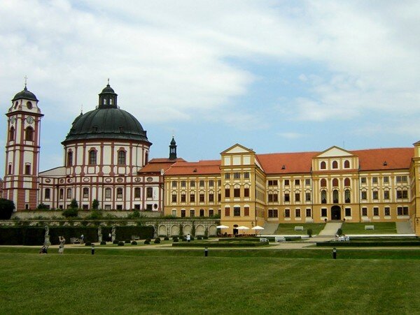 Na zámku v Jaroměřicích nad Rokytnou je k vidění výstava o historii automobilismu na šlechtických sídlech.