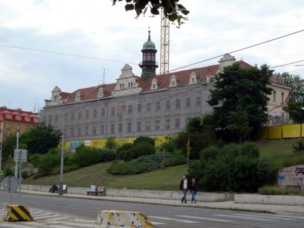 Vršovický zámeček na snímku v době rekonstrukce