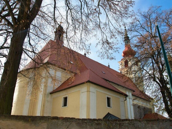 Kostel sv. Václava v Hulíně nově kryjí bobrovky značky Tondach.