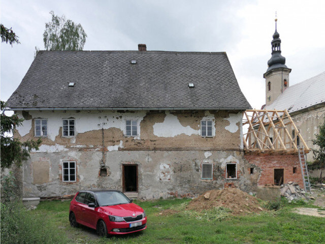 Pohled na obnovovanou faru