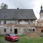 Pohled na obnovovanou faru