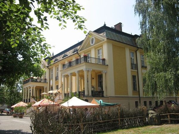 Mezi nově zapsanými památkami nalezneme také zoologickou zahradu ve Dvoře Králové nad Labem. Na ilustračním snímku je Neumannova vila.