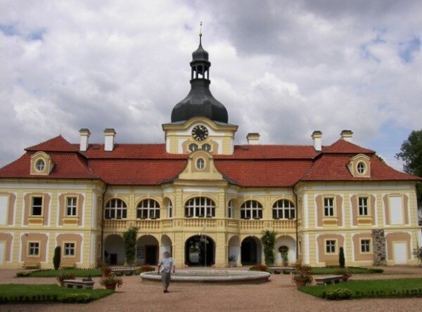 Zámek Nebílovy ukrývá rozměrnou nástěnnou Tuvorovu malbu, která se dočkala unikátního zrestaurování.