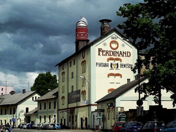 Pohled na areál pivovaru Ferdinand z Táborské ulice. V popředí sladovna s hvozdy.