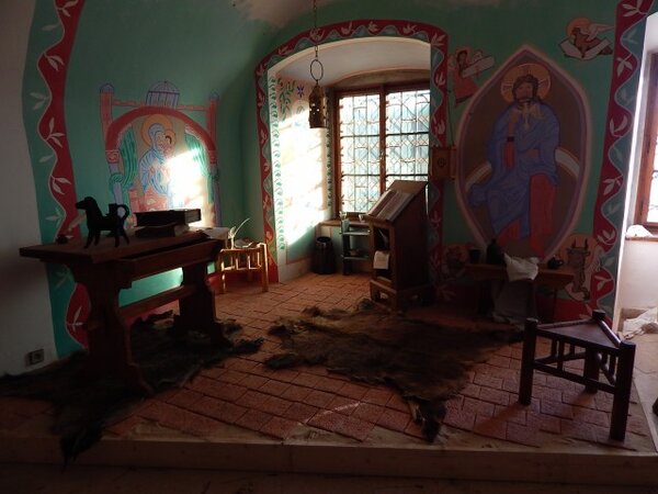 Expozice v podobě hmotových rekonstrukcí v reálném měřítku i zmenšených modelech představí hmotnou kulturu a prostředí kláštera, středověkého venkovského domu i podobu sídel 13. století.