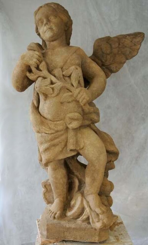 Socha putti byla „znovuoživena“ akademickým malířem Jaroslavem Šindelářem na základě dochovaných černobílých fotografií.