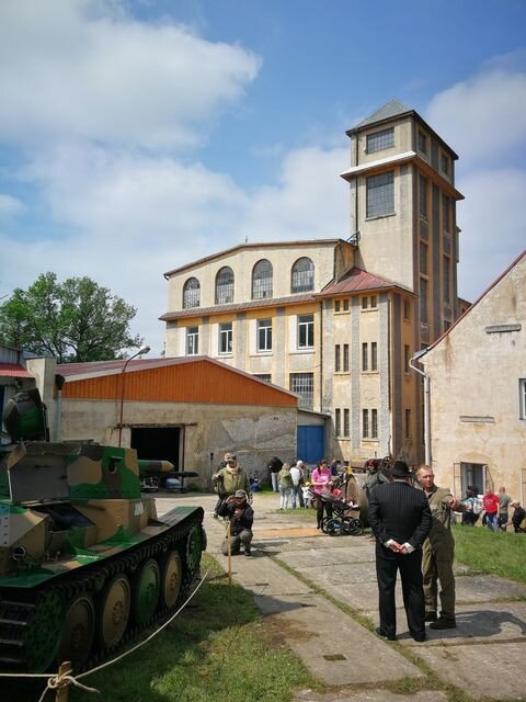 Jizerskohorské technické muzeum vzniklo v bývalé textilce. V popředí vpravo je Pavel Šercl – majitel areálu a duše celé jeho obnovy.