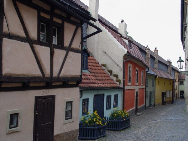 Domky ve Zlaté uličce na Pražském hradě lze považovat také za specifický druh lidové architektury. 