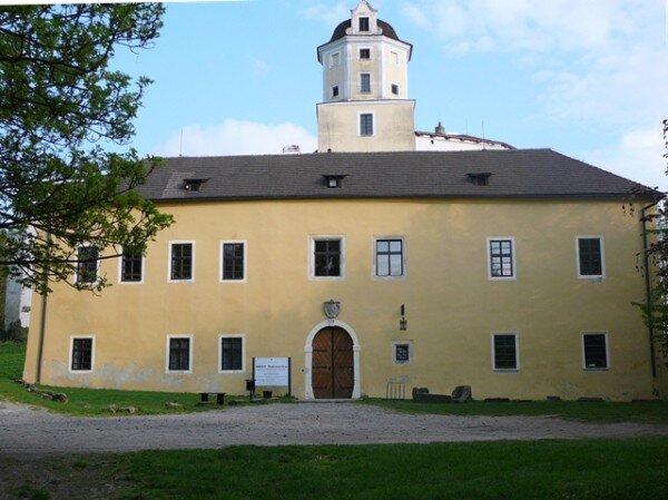 Na rekonstrukci malenovického hradu se budou podílet Muzeum jihovýchodní Moravy, jako správce památky, a Zlínský kraj částkou 6,9 milionu korun.  