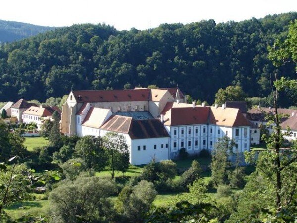 V klášteře Zlatá Koruna se v létě koná divadelní festival. 
