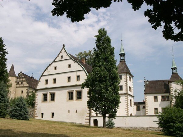 Zámecký areál v Benešově nad Ploučnicí se skládá z Horního a Dolního zámku, k němuž lze přiřadit i přilehlý farní kostel Narození Panny Marie (na snímku je Dolní zámek).