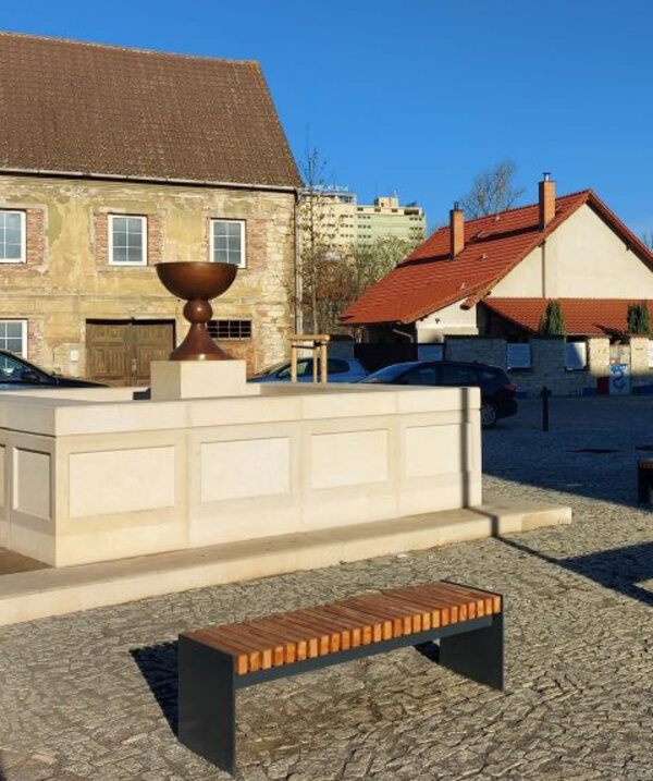 Nová pískovcová kašna s kalichem na Husově náměstí