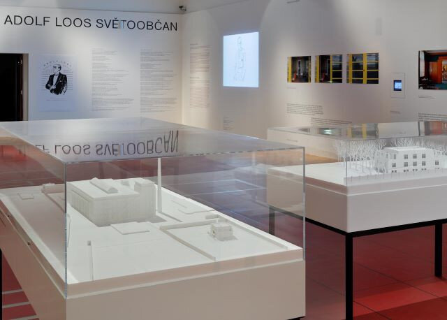 Pohled do expozice Adolf Loos světoobčan, k níž byly rozhovory natočeny.