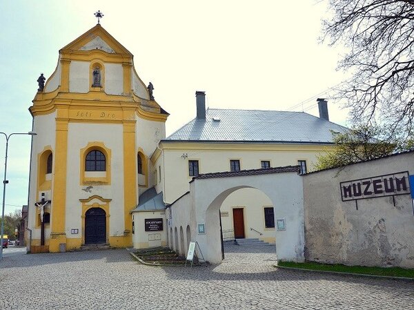 Kostel sv. Maří Magdaleny a sv. Alžběty se vstupem do Muzea Českého lesa v Tachově