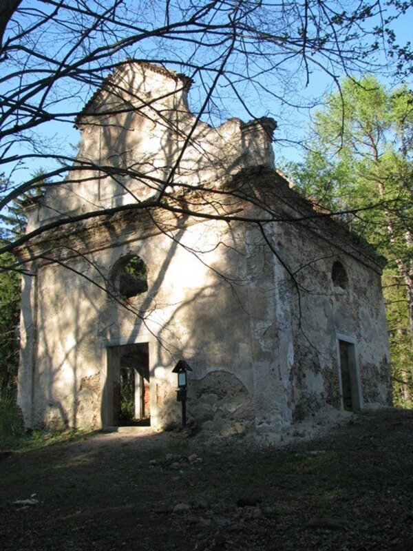 Kapli sv. Anny u Pelhřimova zachraňují dobrovolníci z občanského sdružení Zelené srdce.