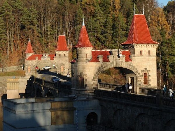 Celkový pohled na obě romantizující průjezdné brány hráze Les Království s novou krytinou Tondach