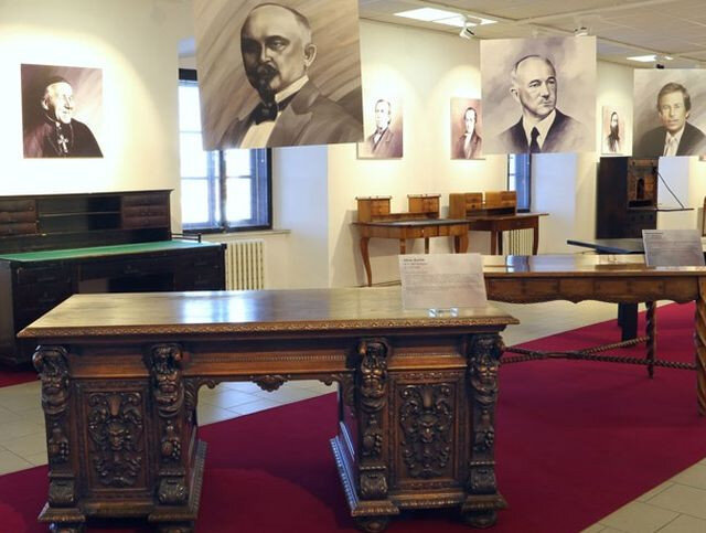 Výstava představuje 35 psacích stolů a portrétů významných osobností z českých dějin.