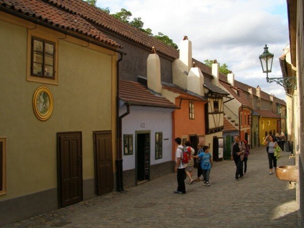 Celkovou rekonstrukcí prošla na Pražském hradě také turisty oblíbená a vyhledávaná Zlatá ulička. 