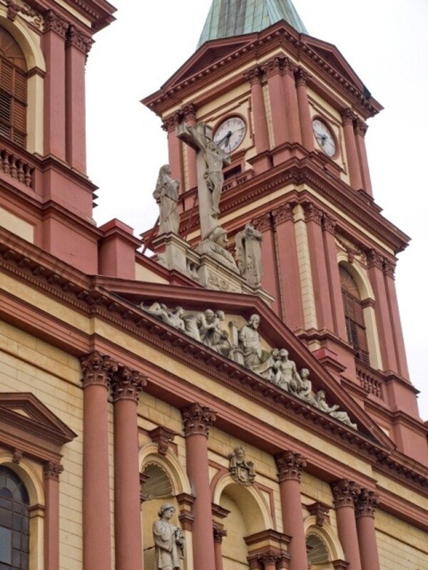Detail fasády katedrály Božského Spasitele v Ostravě 