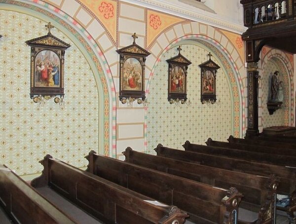 V kostele Navštívení Panny Marie v Lučanech nad Nisou se restauruje postupně i původní šablonová výmalba.