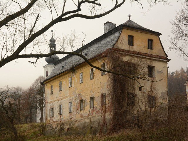 V mírném svahu se nachází volně stojící barokní jednopatrový dvojkřídlý objekt s hospodářskou částí, krytý mansardovou střechou.