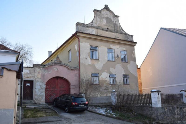 Uliční průčelí nové kulturní památky – fary v Husově ulici v Trhových Svinech