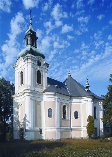 Barokní kostel sv. Archanděla Michaela z roku 1781 je nejstarší památkou města Smržovka. 