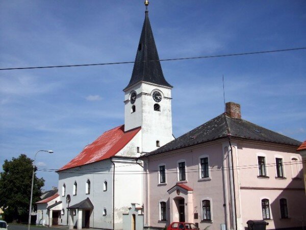 Mrákovský kostel na Domažlicku se dočká nové krytiny a fasády.