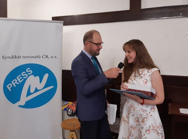 Ocenění Jitce Skořepové, šéfredaktorce portálu a časopisu PROPAMÁTKY, předával Václav Žmolík.