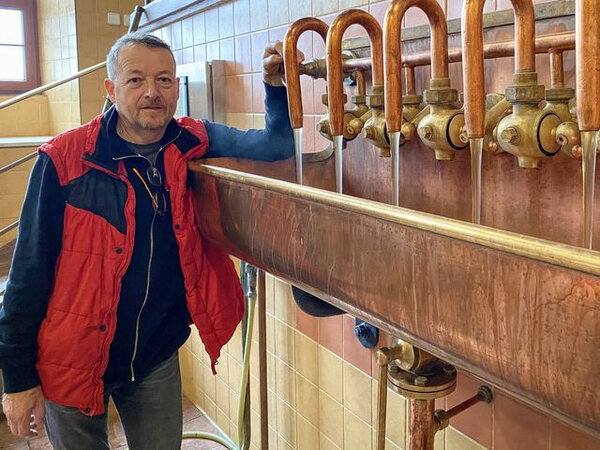Milan Vedra u zcezovacího korýtka v Rodinném pivovaru se sladovnou Dobruška