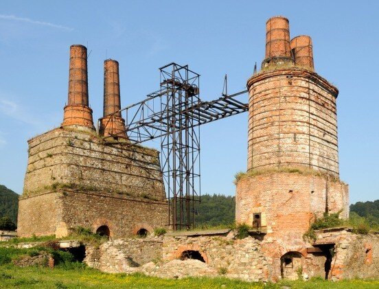 Na bývalé vápence v Závratci je speciální typ komínů, které jsou umístěny na tělesech pece. Dnes je vápenka zrekonstruovaná a sídlí v ní muzeum. 