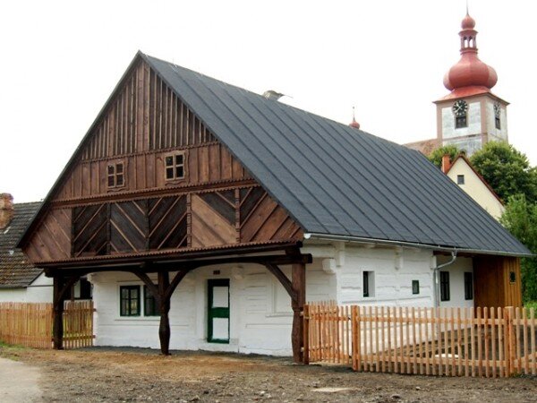Poloroubený podsíňový venkovský dům z druhé poloviny 18. století čp. 41 v obci Radim byl citlivě rekonstruován za dohledu Národního památkového ústavu.