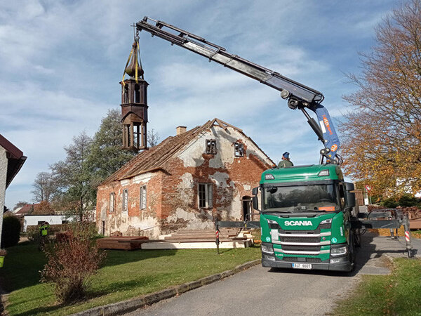 Pohled na obnovovanou kovárnu 