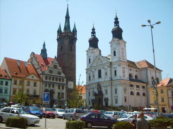 Klatovské katokomby se nacházejí přímo pod barokním kostelem Neposkvrněného početí Panny Marie a sv. Ignáce poblíž známé Černé věže.  