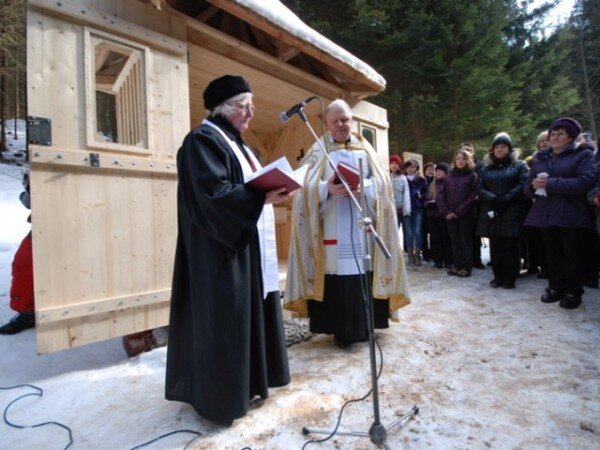 Slavnostního žehnání Demelovy kaple se ujali za katolickou církev P. Mgr. Vojtěch Glogar a Věra Říhová z Církve československé husitské, farnost Litomyšl.