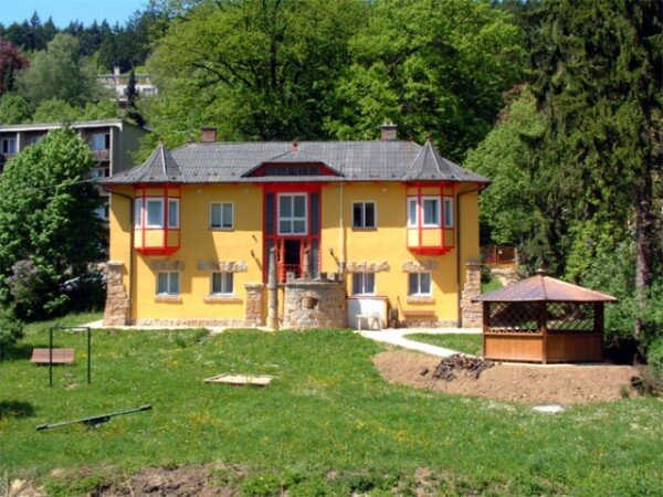 Vilu Vlastimila postavil Dušan Jurkovič v roce 1903. Byla jednou z prvních staveb, která dala impuls k výstavbě Pražské čtvrti.