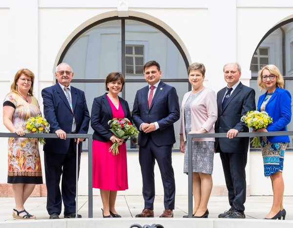Hejtman Martin Červíček a náměstkyně Martina Berdychová předali cenu těm, kteří pečují o památky v regionu.