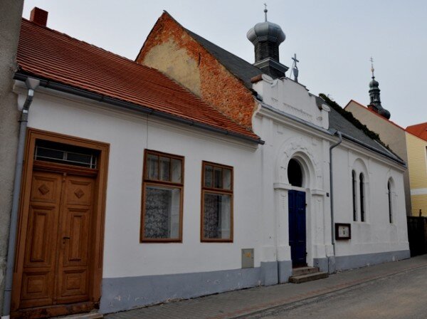 Mezi nově zapsanými památkami nalezneme také bývalou synagogu a domek rabína v Uhlířských Janovicích.