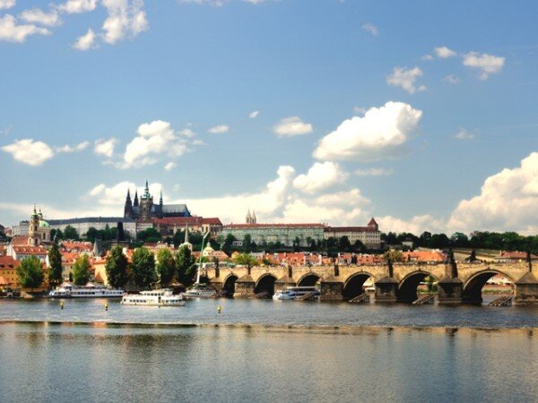 Také patrně nejfotografovanější panorama Prahy, pohled na Pražský hrad a Malou Stranu s Karlovým mostem, doznalo díky opravám viditelných změn.