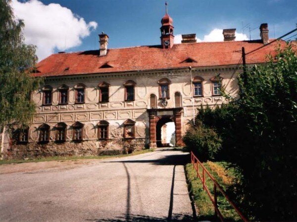 Pohled na vstupní průčelí zámku v Ratajích nad Sázavou, který právě prochází kompletní rekonstrukcí.