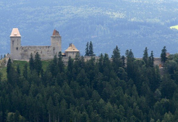 Hrad Kašperk se stal prvním hradem u nás, kde jsou pomocí multimediální techniky návštěvníci vtaženi přímo mezi stavitele hradu.