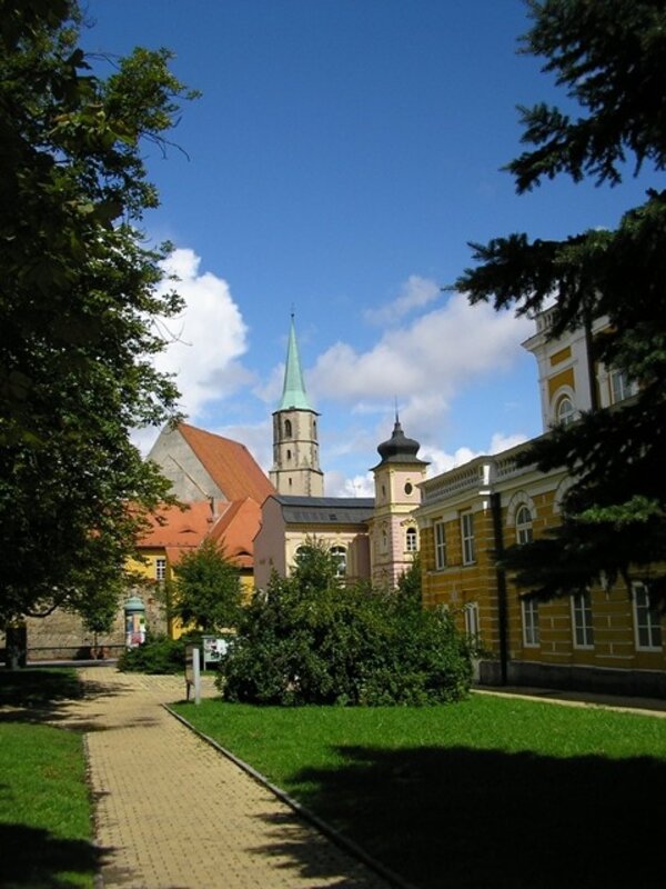 Město Cheb postupně obnovuje františkánský klášter a jeho zahrady.
