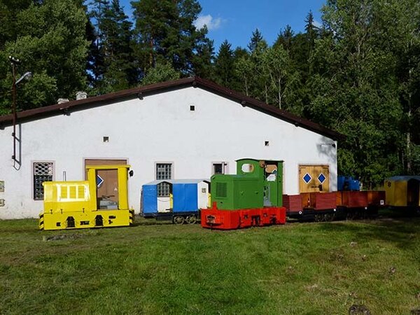 Opravené lokomotivy, zelená BN30 č. 10 a žlutá BN30R č. 6, v pozadí je kulturní památka Dílny Kateřina.