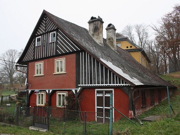Dům čp. 25 se sedlovou střechou má klasickou trojdílnou dispozici s obytnými prostory v přízemí i patře.