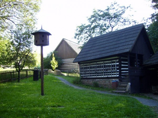 Skanzen v Kouřimi - v popředí špýchar z Budče, okres Havlíčkův Brod, vlevo holubník, v pozadí statek z Týřovic, okres Rakovník (ilustrační foto)